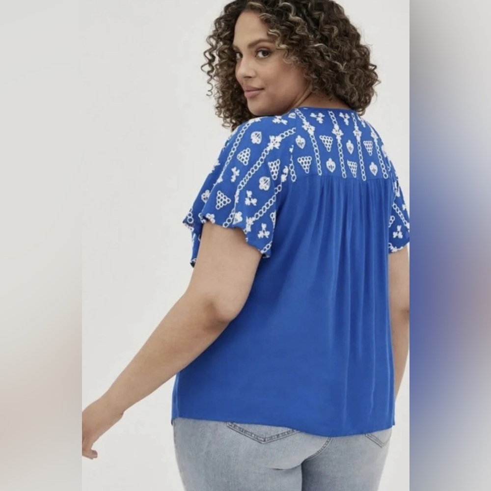 Torrid Blouse Crinkle Gauze Blue Embroidered Flutter Sleeve Plus Sz 6X - Picture 3 of 9